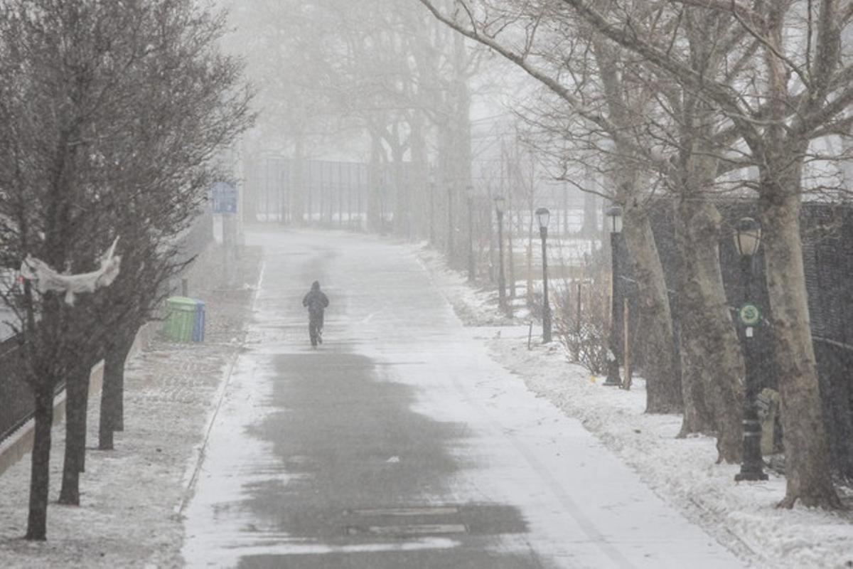 Una persona corre por el East River Park en medio de una tormenta de nieve en Nueva York, Estados Unidos, hoy, lunes 26 de enero de 2015. Más de dos mil vuelos han sido cancelados hoy en la ciudad y en el nordeste del país debido al temporal de nieve que afectará con fuerza en las próximas horas a la región, según informes de las compañías aéreas.