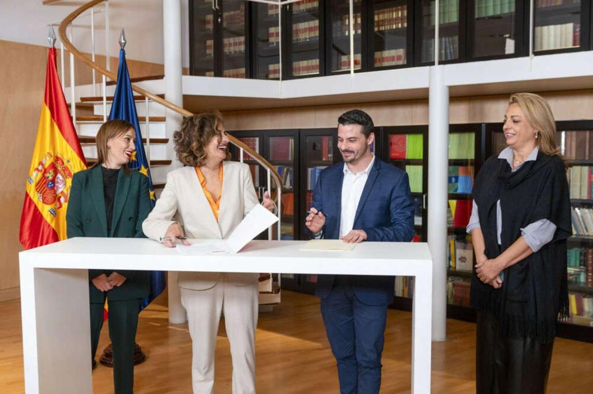 Nira Fierro (i), María Jesús Montero, David Toledo y Cristina Valido (d) tras la firma del acuerdo PSOE CC para la investidura de Pedro Sánchez.