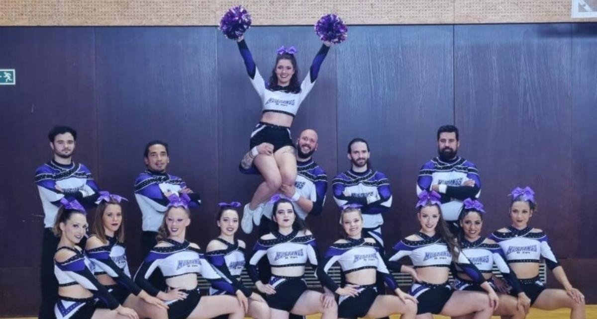 Equipo de cheerladers Mustangs All Stars.