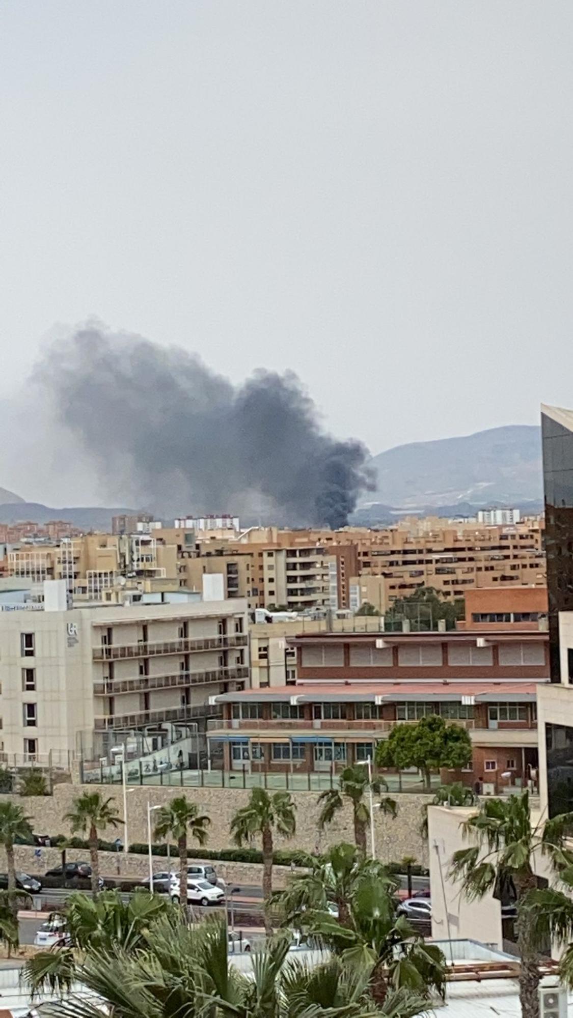 Dos intoxicados en el incendio de un almacén eléctrico en Alicante