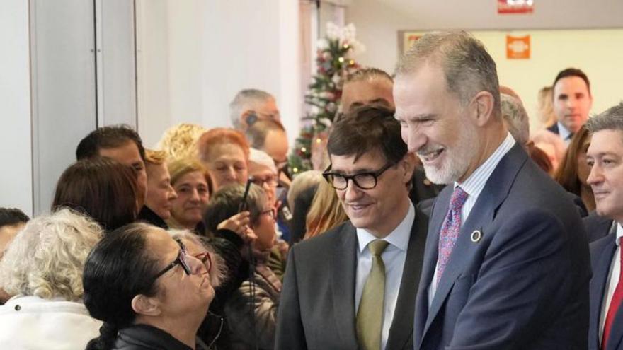 El Rei saluda els ciutadans i botiguers al mercat de la Florida en presència de Salvador Illa. | FERRAN NADEU