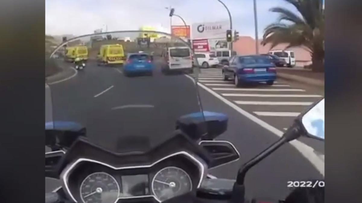 La Policía Local de Las Palmas de Gran Canaria escolta unas ambulancias