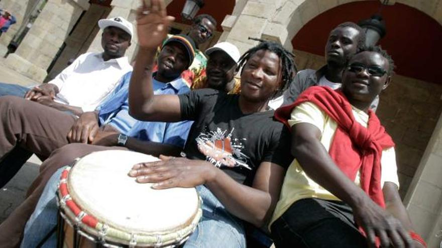 Un grupo de africanos, con un tambor en El Parche durante las celebraciones del «Día de África».