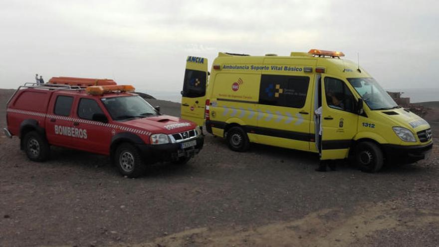 Evacuada en camilla una mujer en la Playa de La Cerita