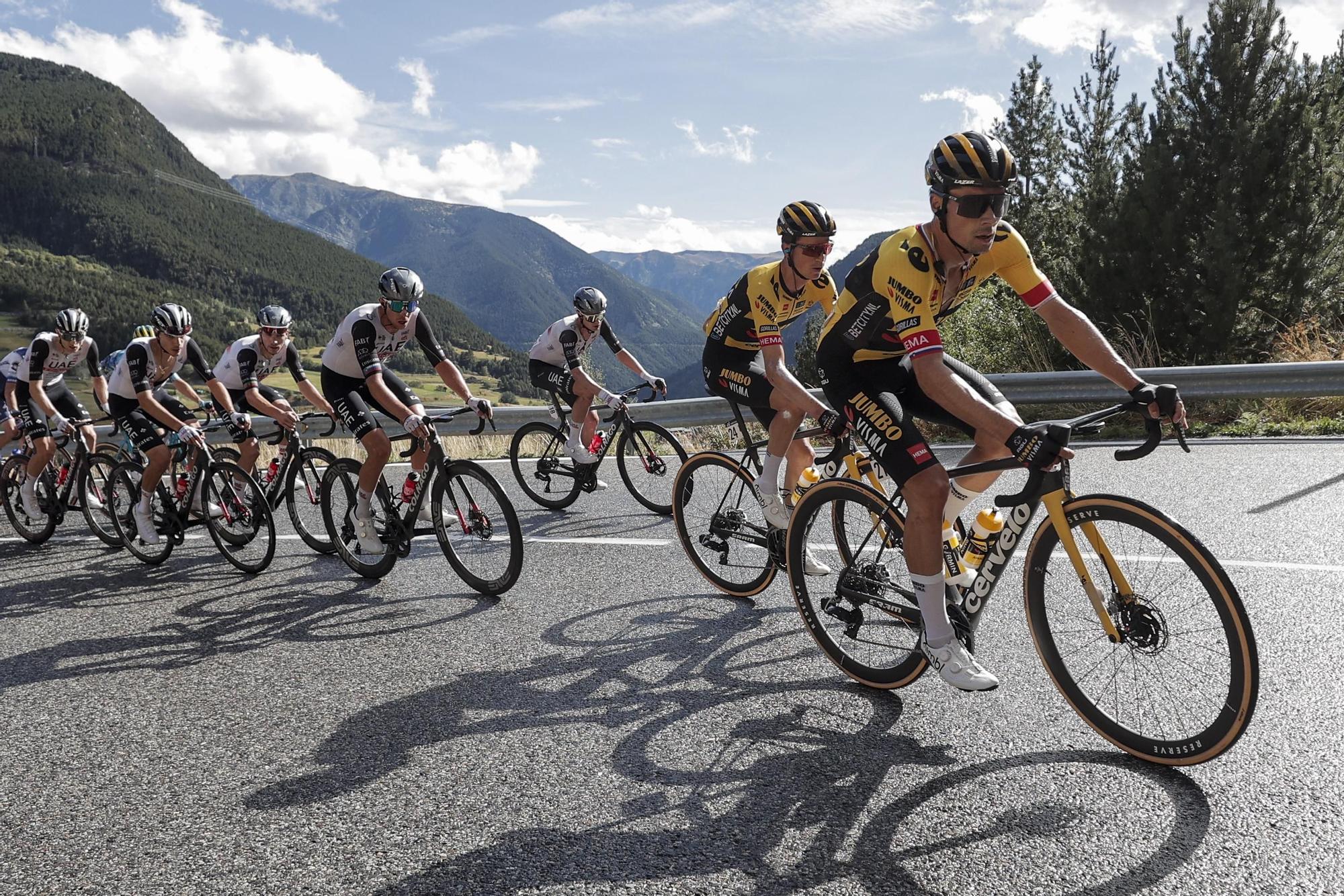 El pelotón de la Vuelta a España, en un momento de la etapa 3.