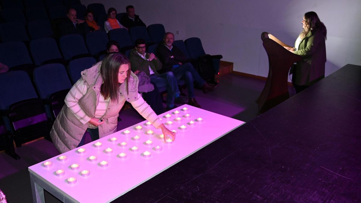 Acendido de candeas en memoria das mulleres asasinadas.