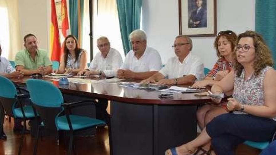 A la izquierda, y en el centro charla celebrada con los estudiantes en Alcañices. A la derecha, los jóvenes, en una demostración de alfarería en Moveros.