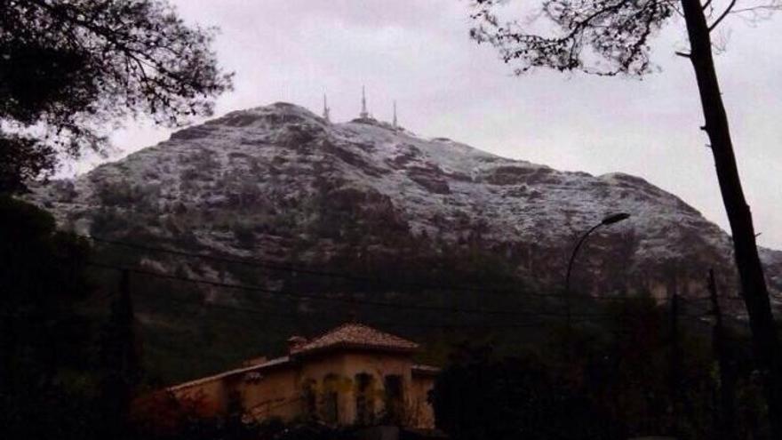 El monte Montdúver ha amanecido con nieve.