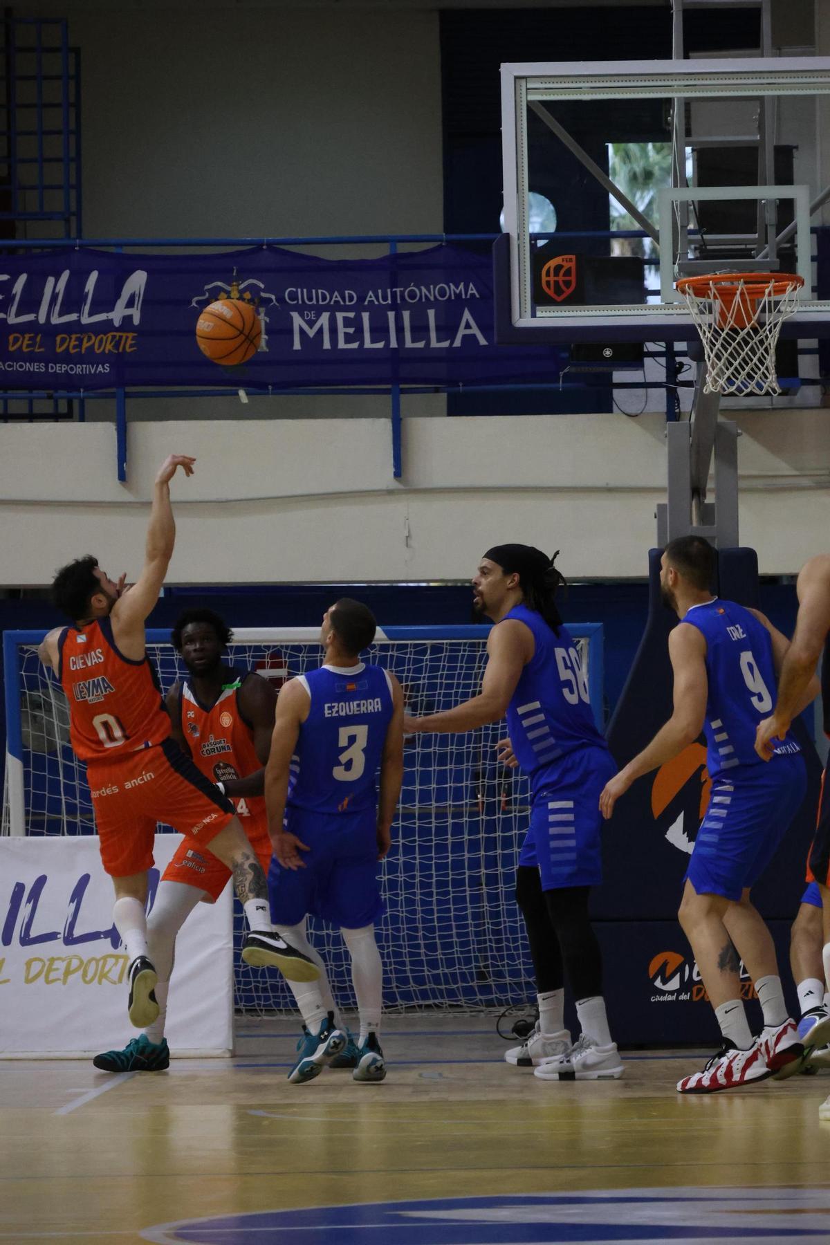 Dídac Cuevas lanza a canasta ante la mirada de Ezquerra, Zohore e Iván Cruz.