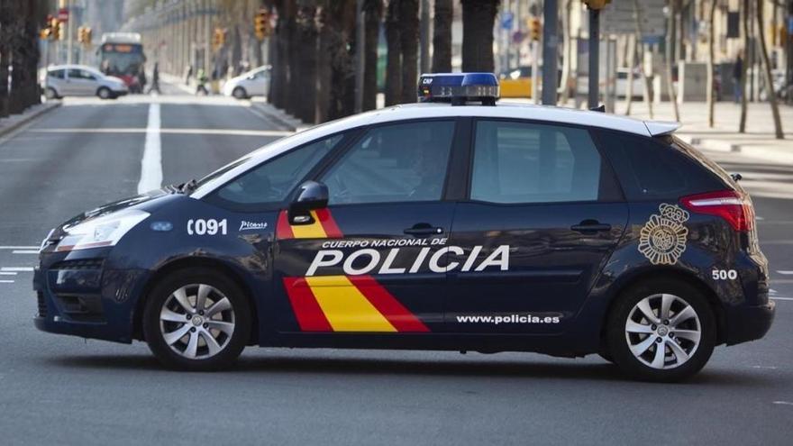Vehículo de la Policía Nacional en una calle de València.