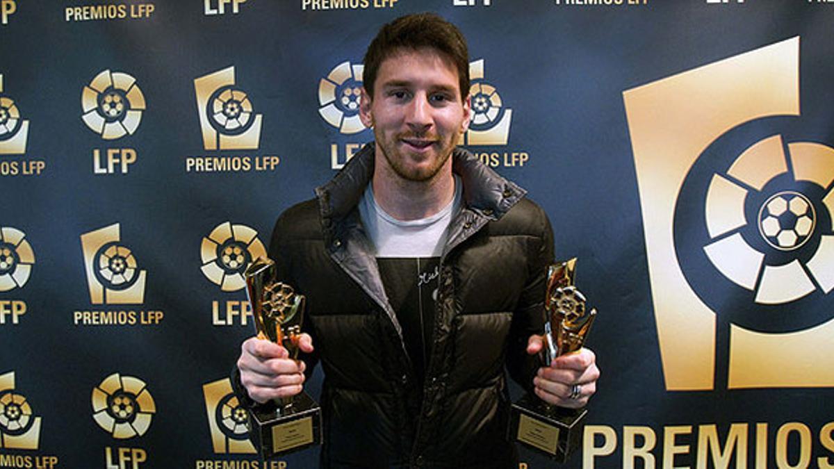 Leo Messi, con los trofeos de mejor jugador y mejor delantero