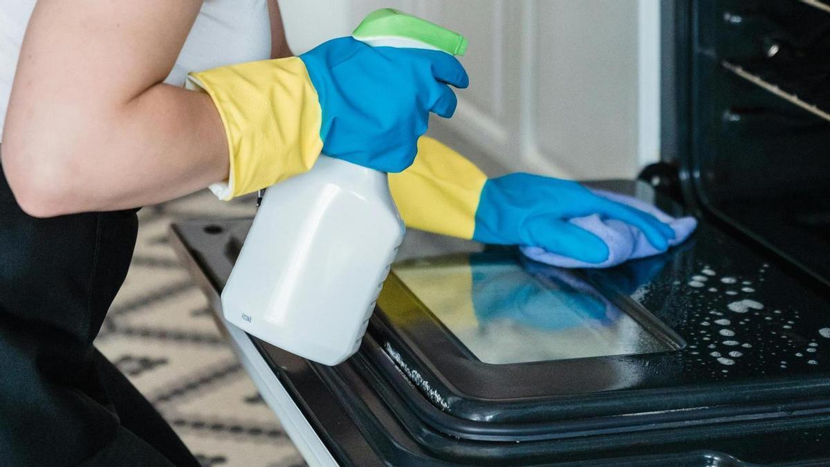 Cómo limpiar la puerta del horno sin desmontarla