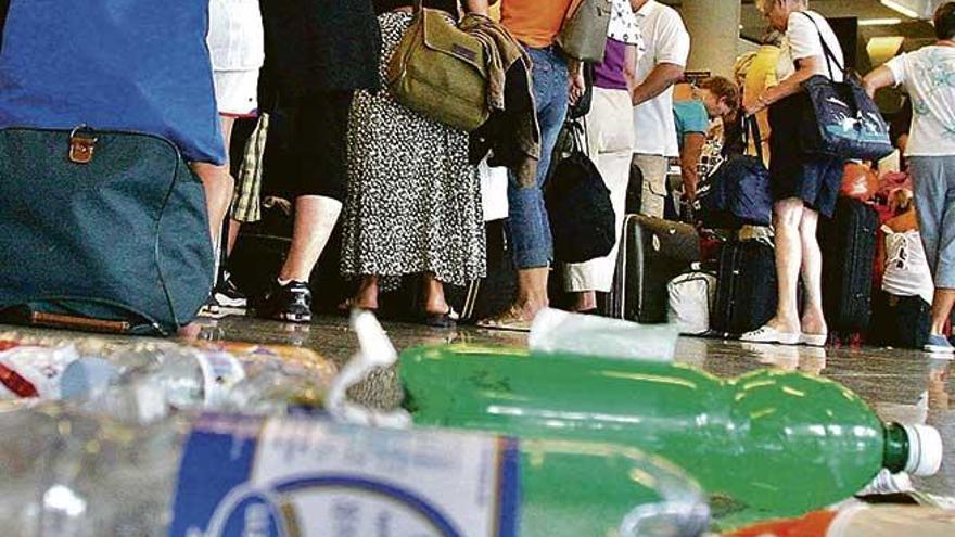 Imagen de una anterior huelga de limpieza en el aeropuerto.