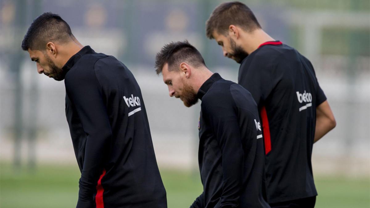 Luis Suárez sale al campo de entrenamiento con Messi y Piqué