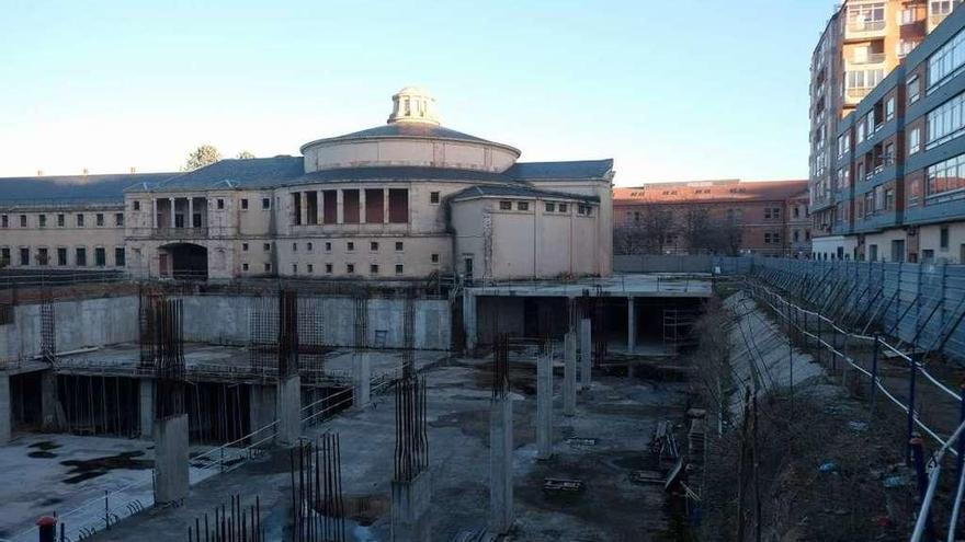 Las obras paralizadas del que iba a ser el Palacio de Congresos en la Universidad Laboral.