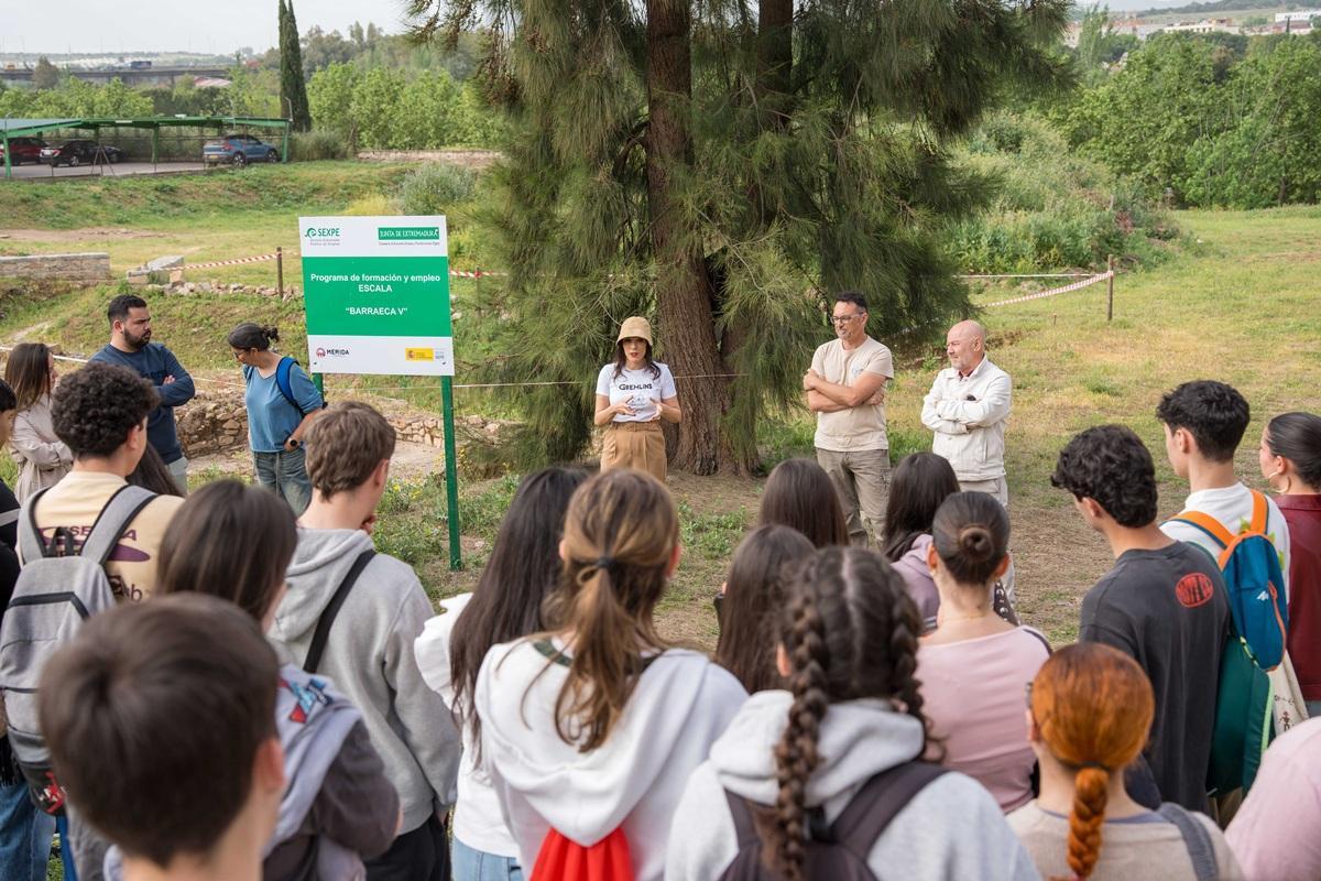 Alumnos de Historia de la UEx, durante la visita a las excavaciones de la Huerta de Otero en Mérida.