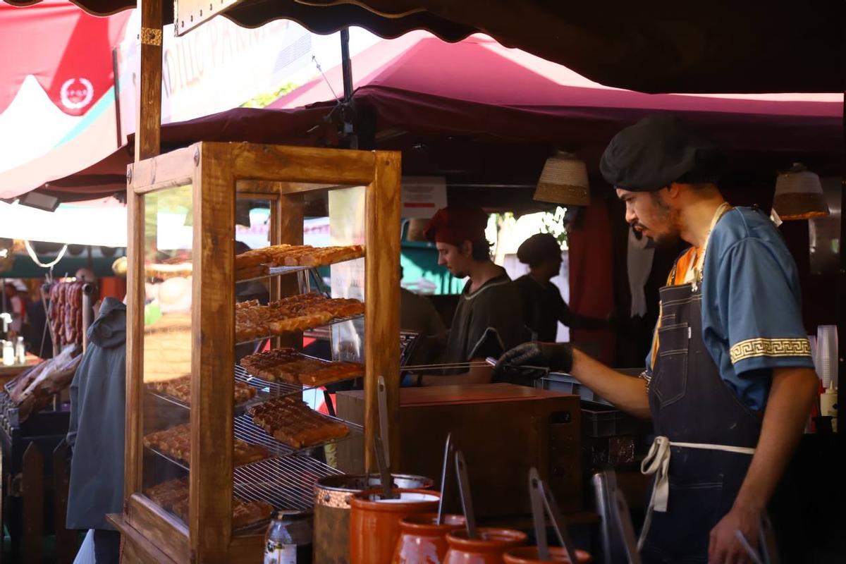 Puesto de comida en el mercado íbero-romano de Córdoba, este sábado.