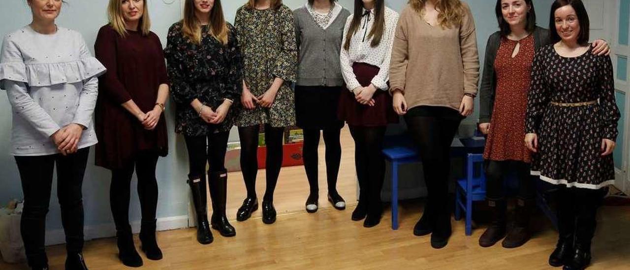 Desde la izquierda, Carlota Belloso (doctora en Psicología), Raquel García de la Torre (psicóloga), Tamara García Díaz (estudiante de Pedagogía en prácticas), Claudia del Ferrero Orviz (psicóloga), Lorena García Asenjo (logopeda y doctora en Psicología), Ruth Torres Vega (psicóloga), Marta Vigil Vázquez (psicóloga), Patricia Berguño Fernández (psicopedagoga) y Natalia Berguño Fernández (psicóloga), en las intalaciones del Centro Care.