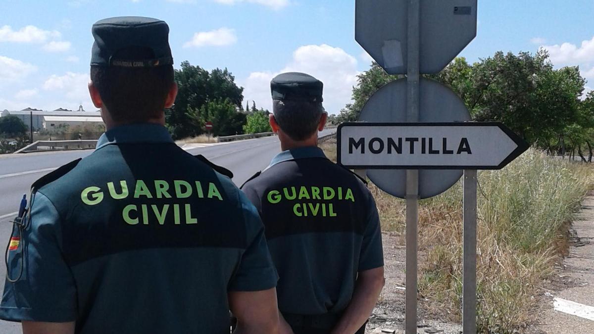 Agentes de la Guardia Civil a la entrada de Montilla.
