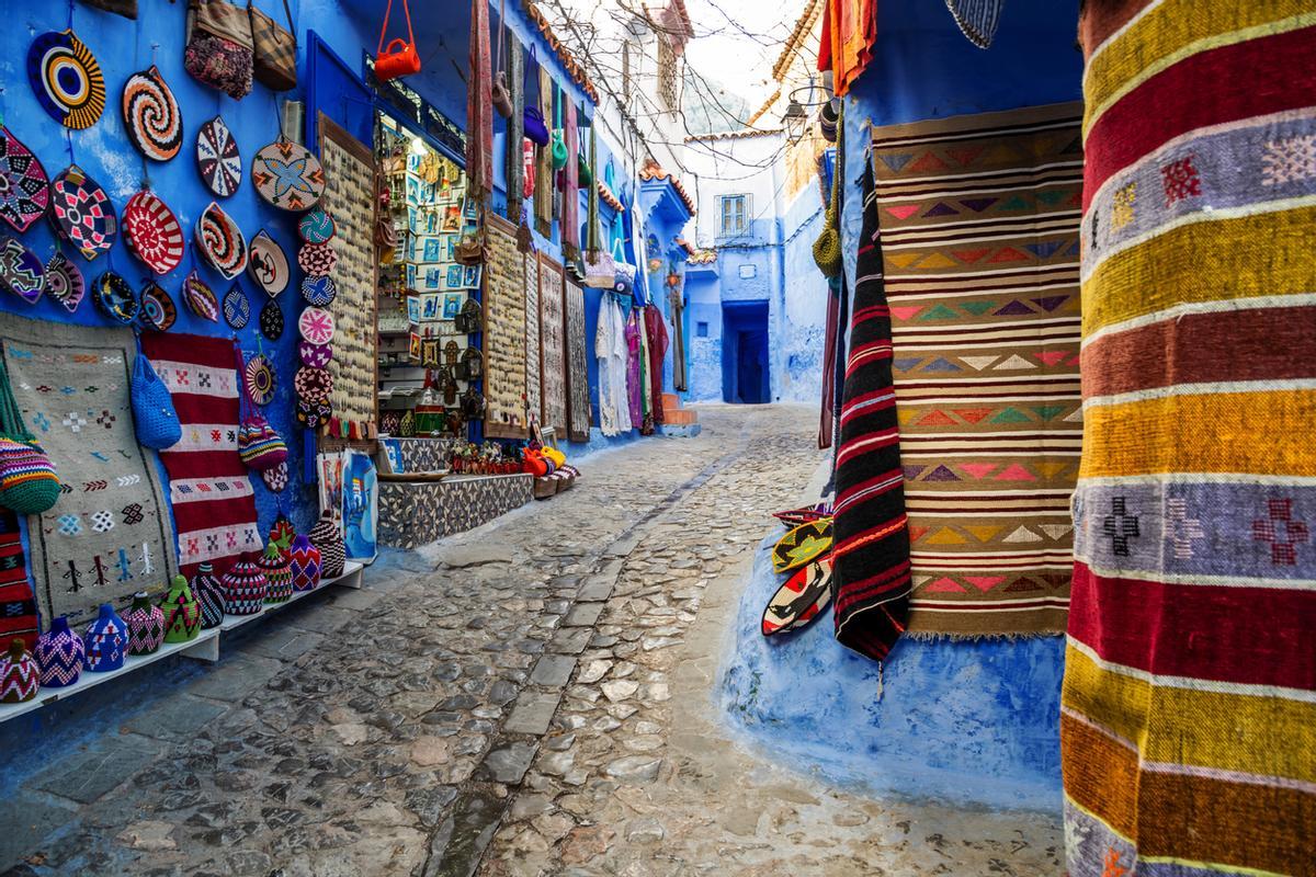 Una callejuela repleta de coloridas tiendas