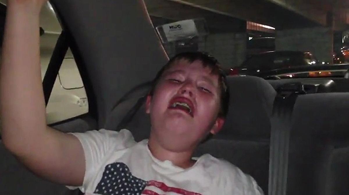 Dos nens nord-americans ploren desconsolats al veure la pel·lícula de Disney ’La extraña vida de Timothy Green’.