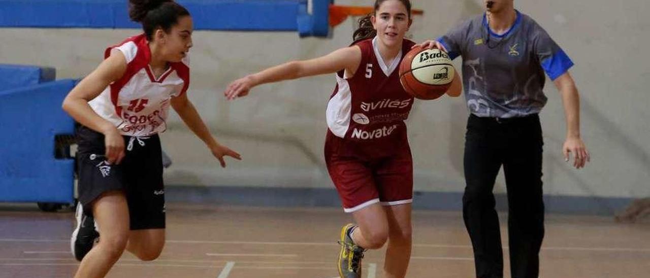 Una acción del partido entre La Biblioteca y el Gijón Basket de la presente temporada.