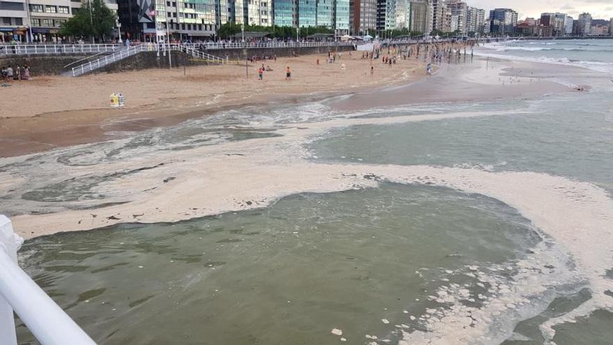 Una de las manchas aparecidas en los últimos días en el agua que baña la playa de San Lorenzo, en Gijón.