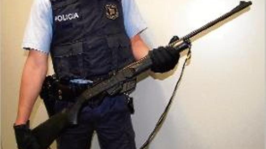 Un mosso d&#039;esquadra sosté el rifle que portava el conductor francès.