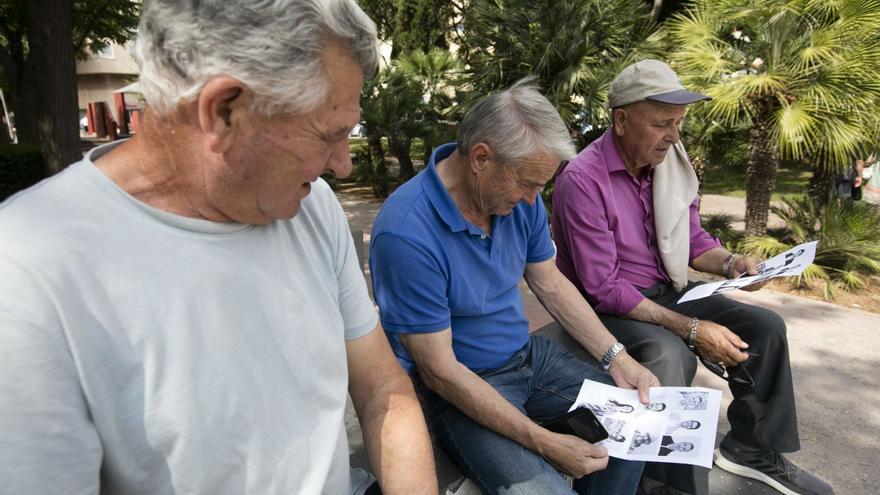 José, Juan e Hilario observan con extrañeza las caras de unos perfectos desconocidos, con un par de excepciones.