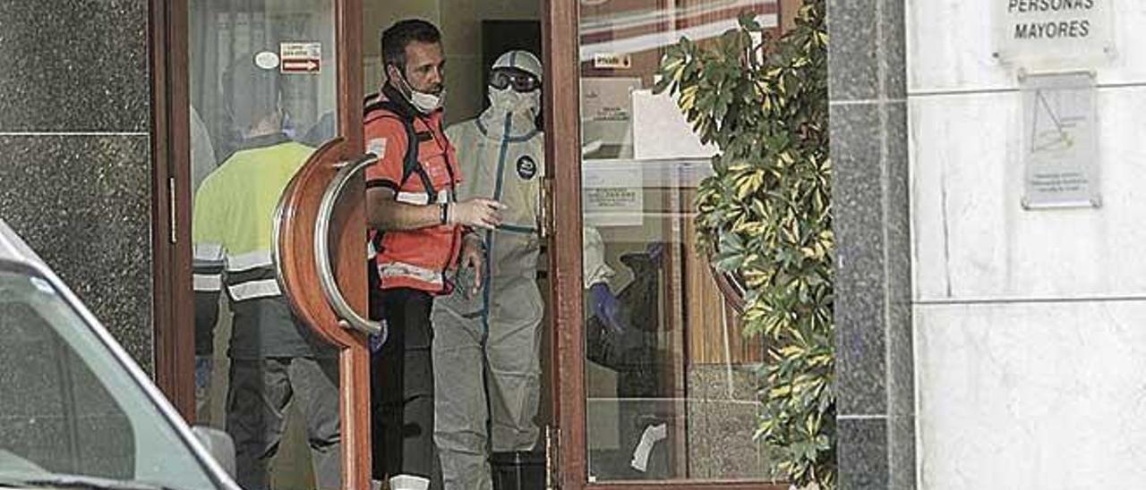 Personal sanitario, en una residencia de Palma intervenida.