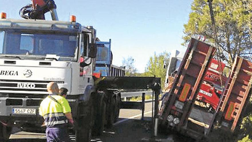 Un camión bloquea durante tres horas la carretera entre Lluc y Pollença