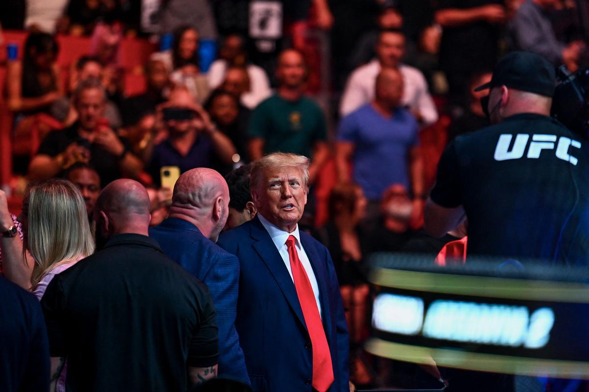 Trump asiste a un campeonato de lucha en Miami