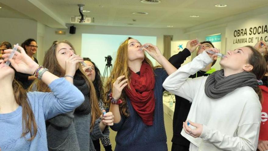 Dos mil jóvenes sacan la lengua por la ciencia