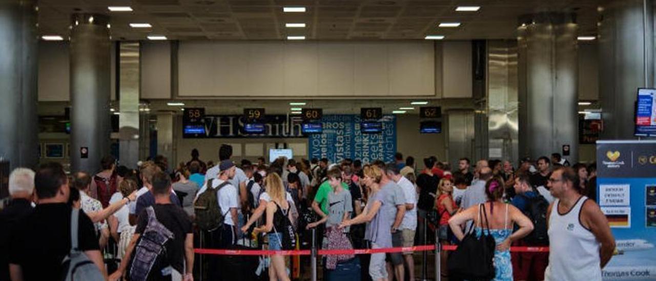 Viajeros en el aeropuerto Tenerife Sur.