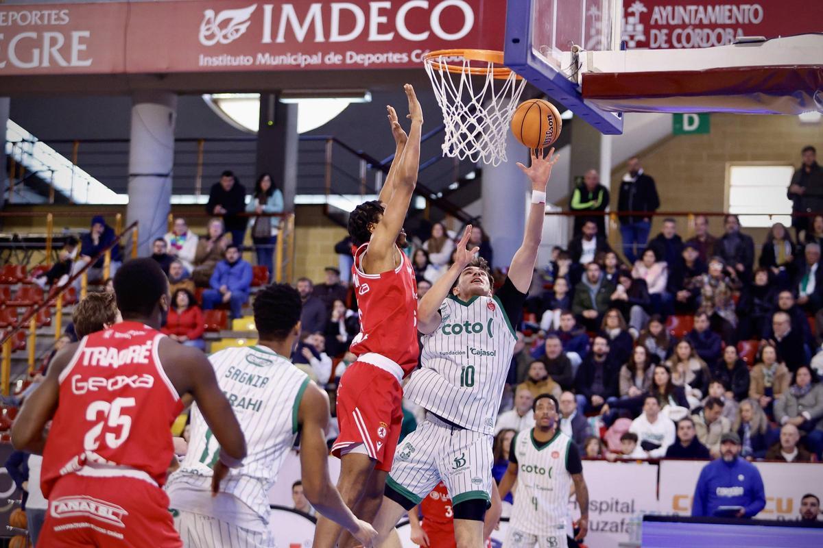Gonzalo Orozco intenta un lanzamiento.