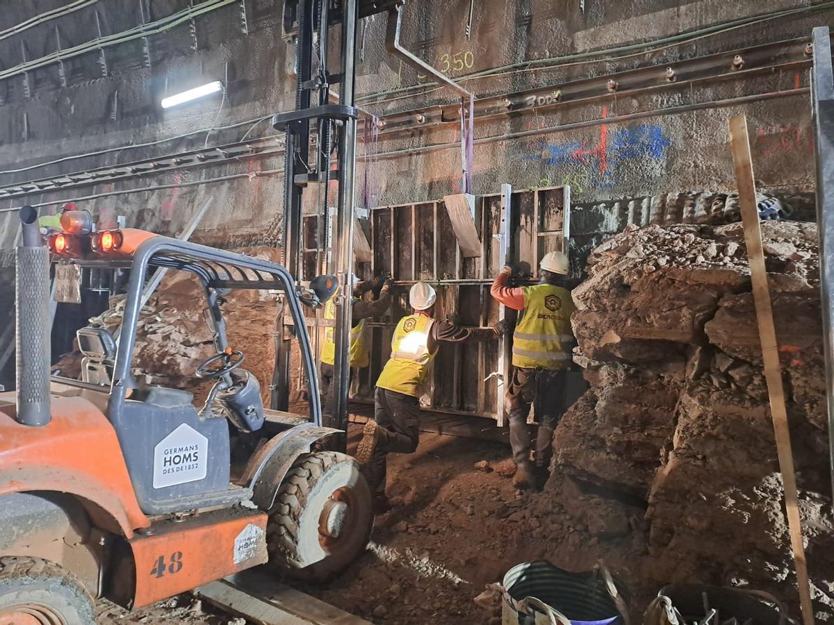 Operarios de Adif trabajan en el entorno de la estación de Castellbisbal, en Barcelona. 