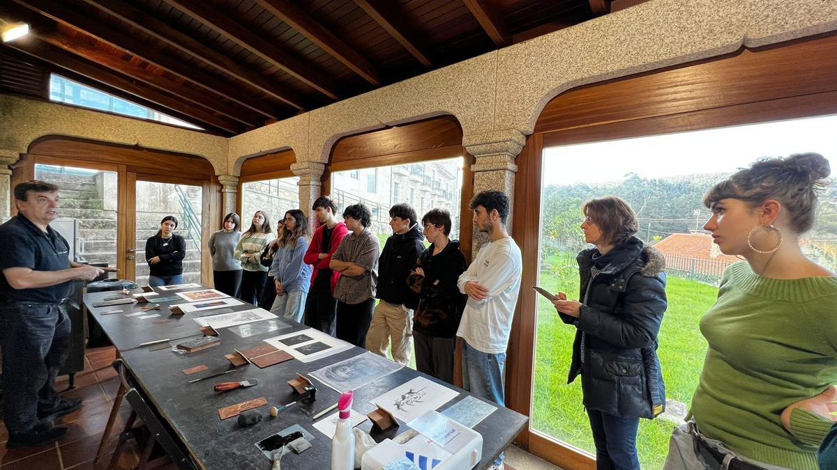 Pepe Míguez, izqda., con alumnos de uno de los últimos cursos.