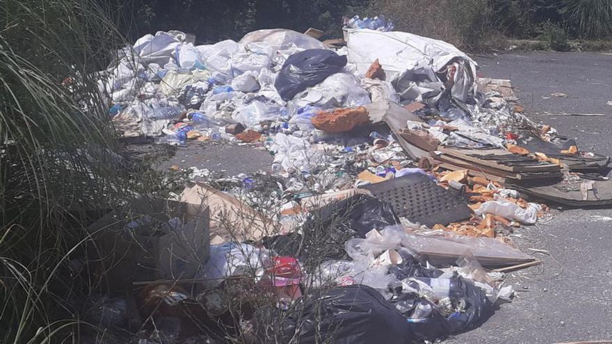 Vertedero ilegal en A Granxa, cerca de Alvedro. | // L. O.