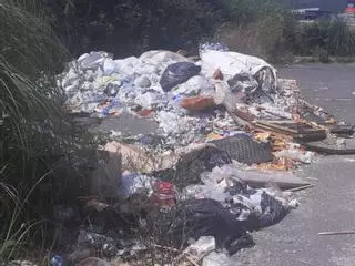 Propietarios de naves de A Granxa denuncian un vertedero ilegal