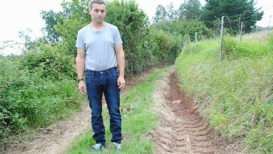 José Ángel Cayada, mostrando el camino dañado en Coru.