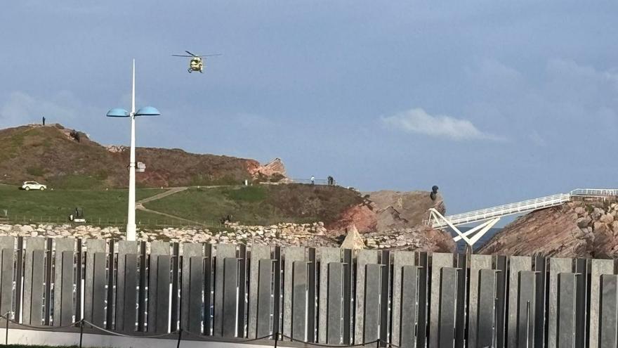 El helicoptero de Bomberos, en el lugar de los hechos. | FIRMA