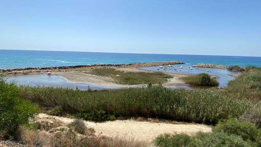 Imagen actual de Cala Baeza, cuyo espigón principal va a ser desmantelado junto con el pequeño puerto de La Mercé que existe en el extremo sur (derecha).