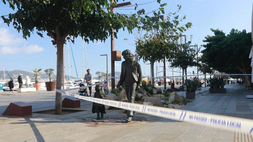 Un árbol de gran tamaño cae sobre la estatua del &#039;hippy&#039; del puerto de Ibiza