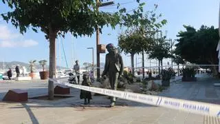 Un árbol de gran tamaño cae sobre la estatua del 'hippy' del puerto de Ibiza