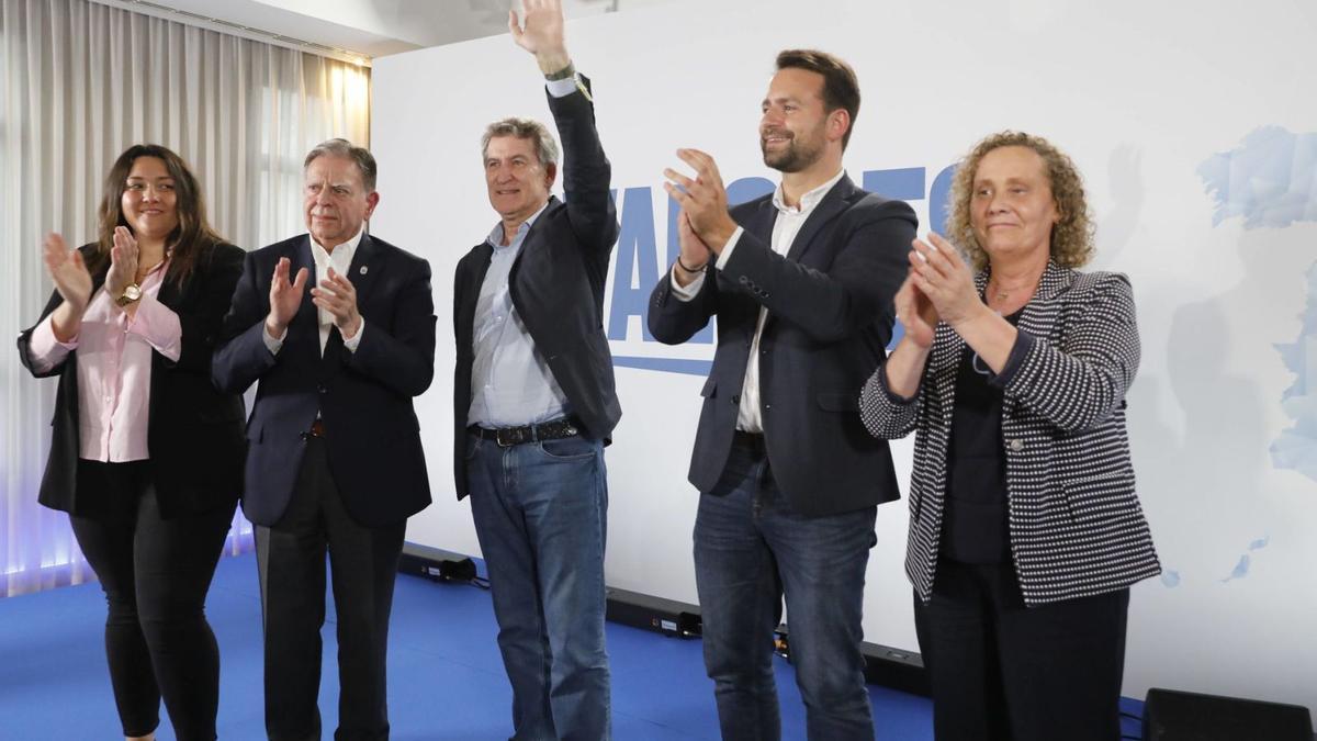 Por la izquierda, Laura Martínez, Alfredo Canteli, Alberto Núñez Feijóo, Álvaro Queipo y Beatriz Llaneza, ayer, en Oviedo. | FERNANDO RODRÍGUEZ