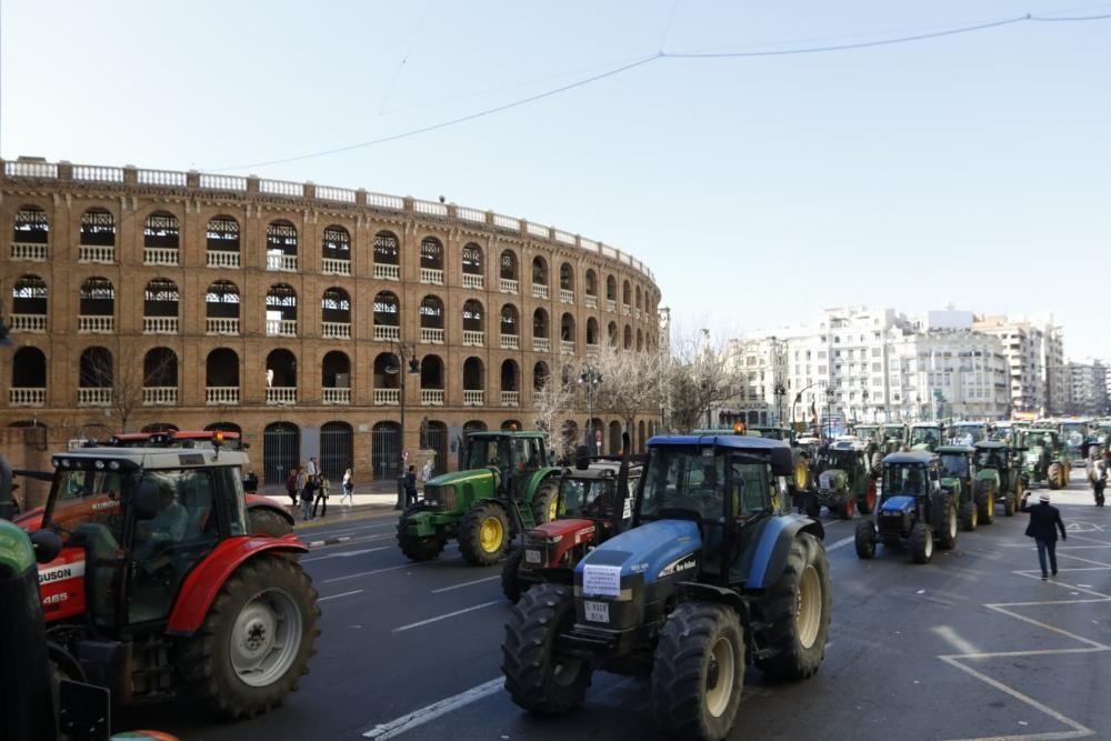 FOTOS: La tractorada de los agricultores toma València