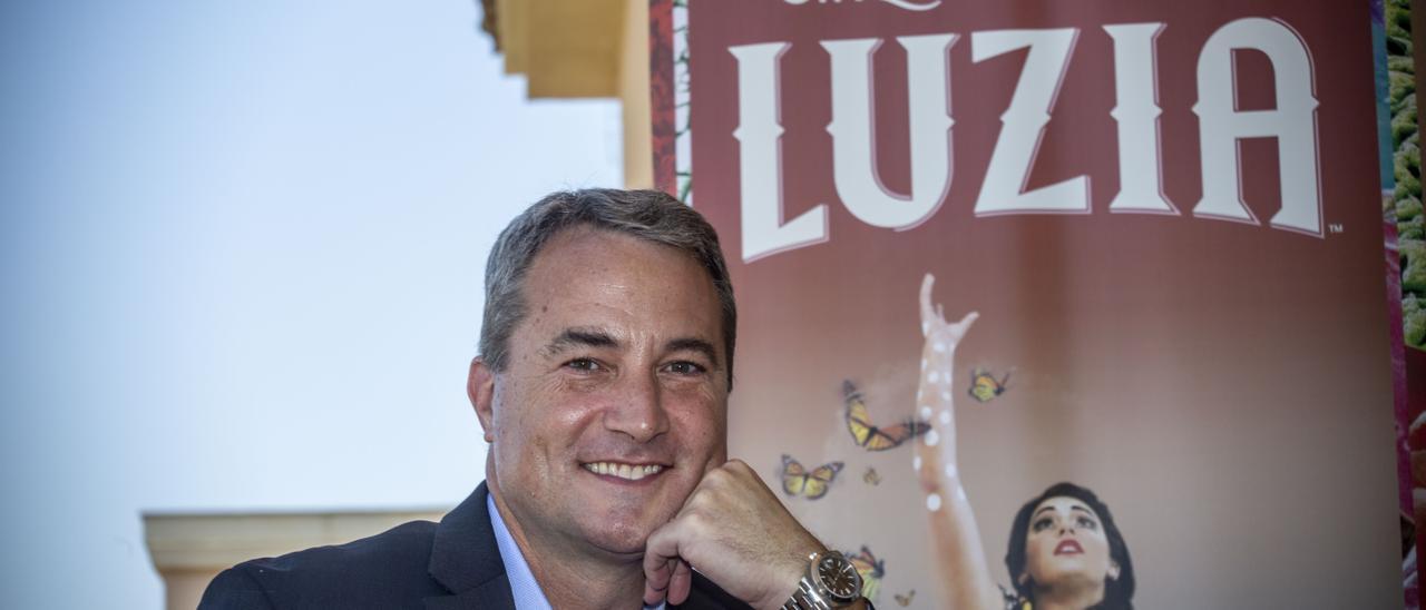 Mike Newquist, junto a un cartel de &quot;Luzia&quot; en Alicante.