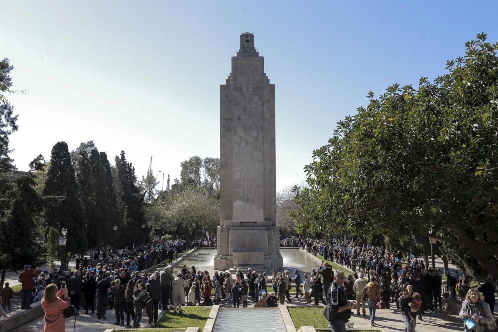 Más de 400 personas se concentran en defensa del monumento sa Feixina