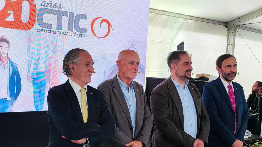 Por la izquierda, Roberto Paraja, Pablo Priesca, Pablo Coca y el emprendedor tecnológico Andreu Veá, ayer, en Peón. | A. G.- O.