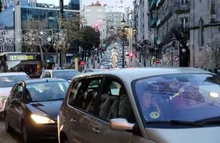 El parque móvil vigués baja su cilindrada en turismos pero crece en motocicletas